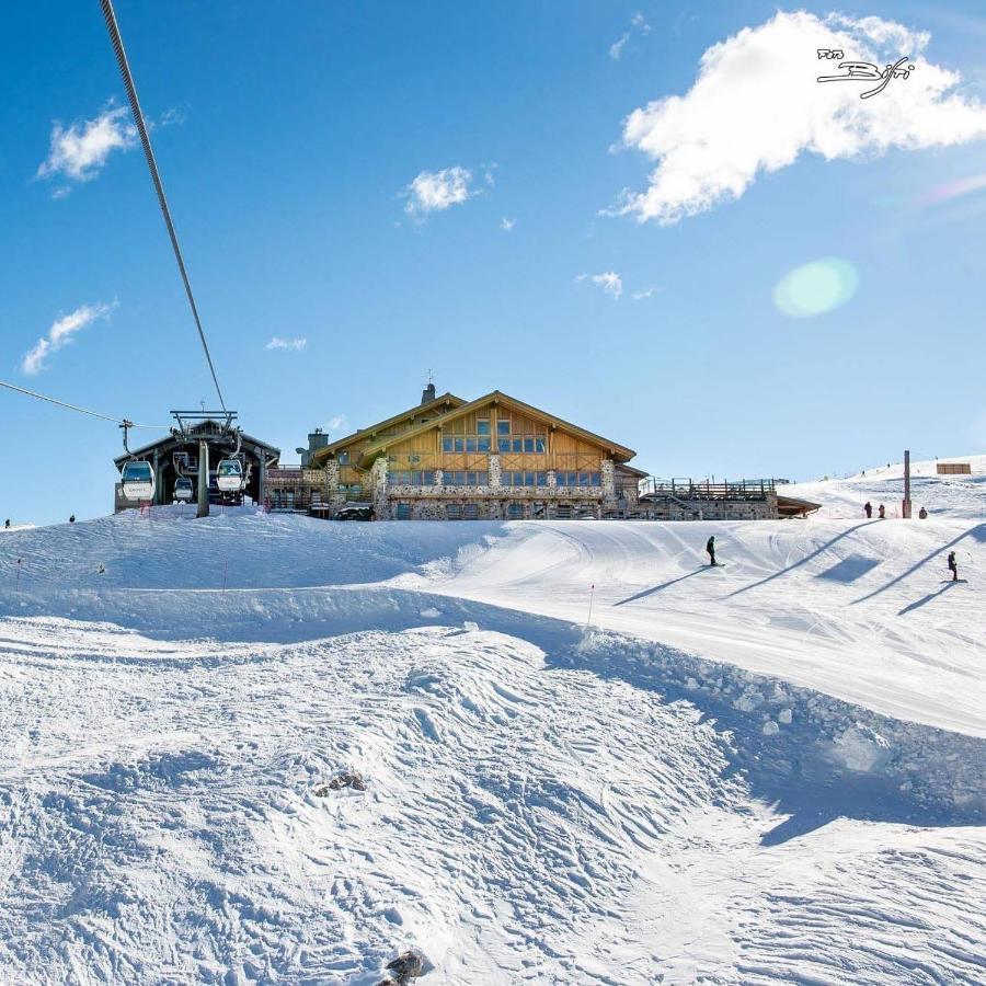 RIFUGIO STOPPANI al Grostè Madonna Esterno foto