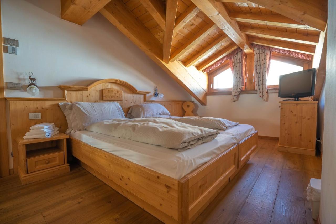 RIFUGIO STOPPANI al Grostè Madonna Esterno foto